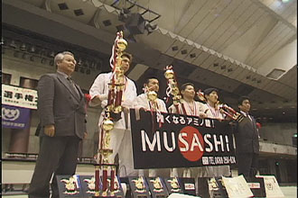 各階級優勝者と新空手をサポートして頂いている�潟CンフィニティーＭＵＳＡＳＨＩ、福田弘様、新空手道連盟・神村代表による記念写真。