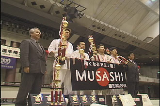 各階級優勝者と新空手をサポートして頂いている潟CンフィニティーMUSASHI、福田弘様、新空手道連盟・神村代表による記念写真。